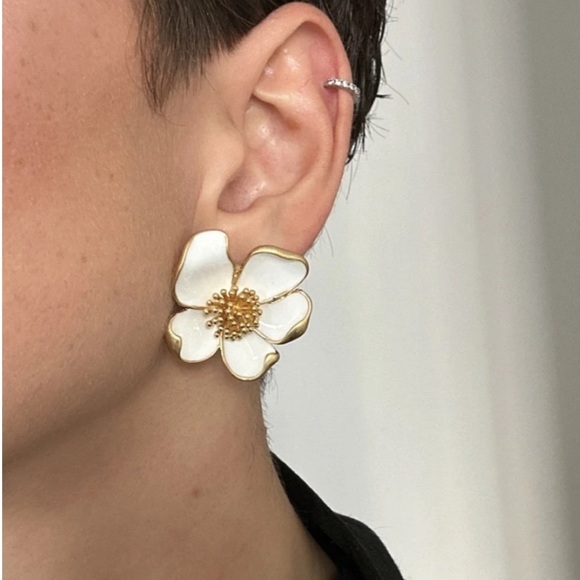 Oscar de la Renta Flower Stud
Earrings White - Picture 1 of 4